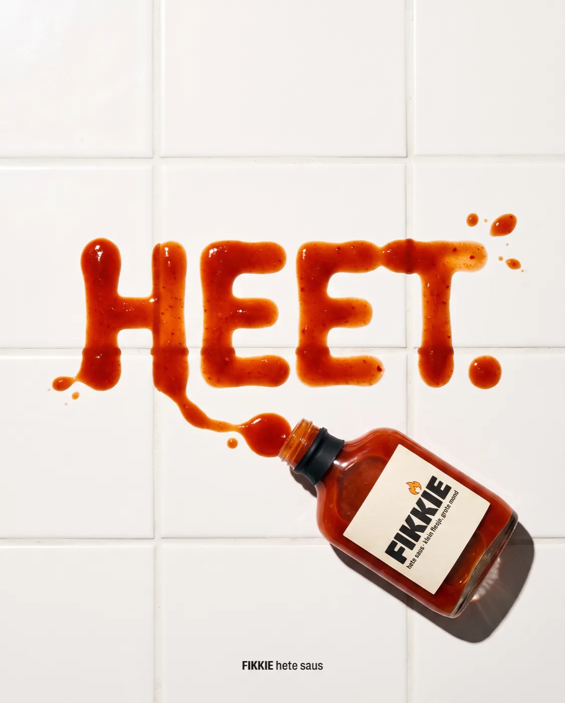 HEET geschreven in hete saus op witte tegels