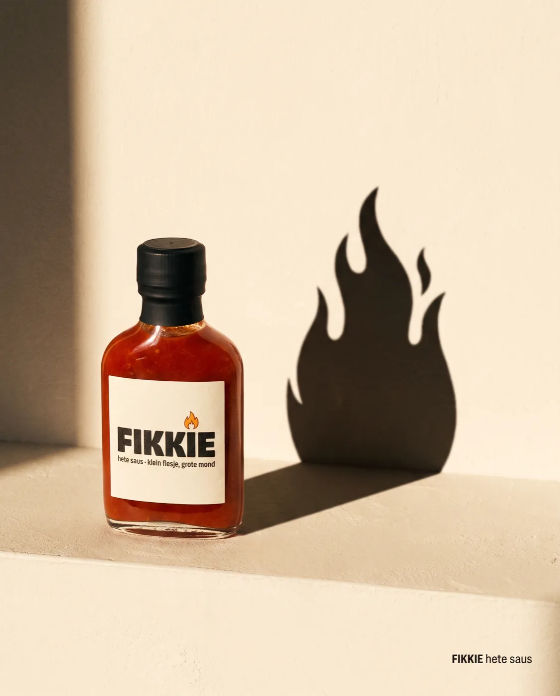 Packshot van FIKKIE waarvan de schaduw een vlam vormt