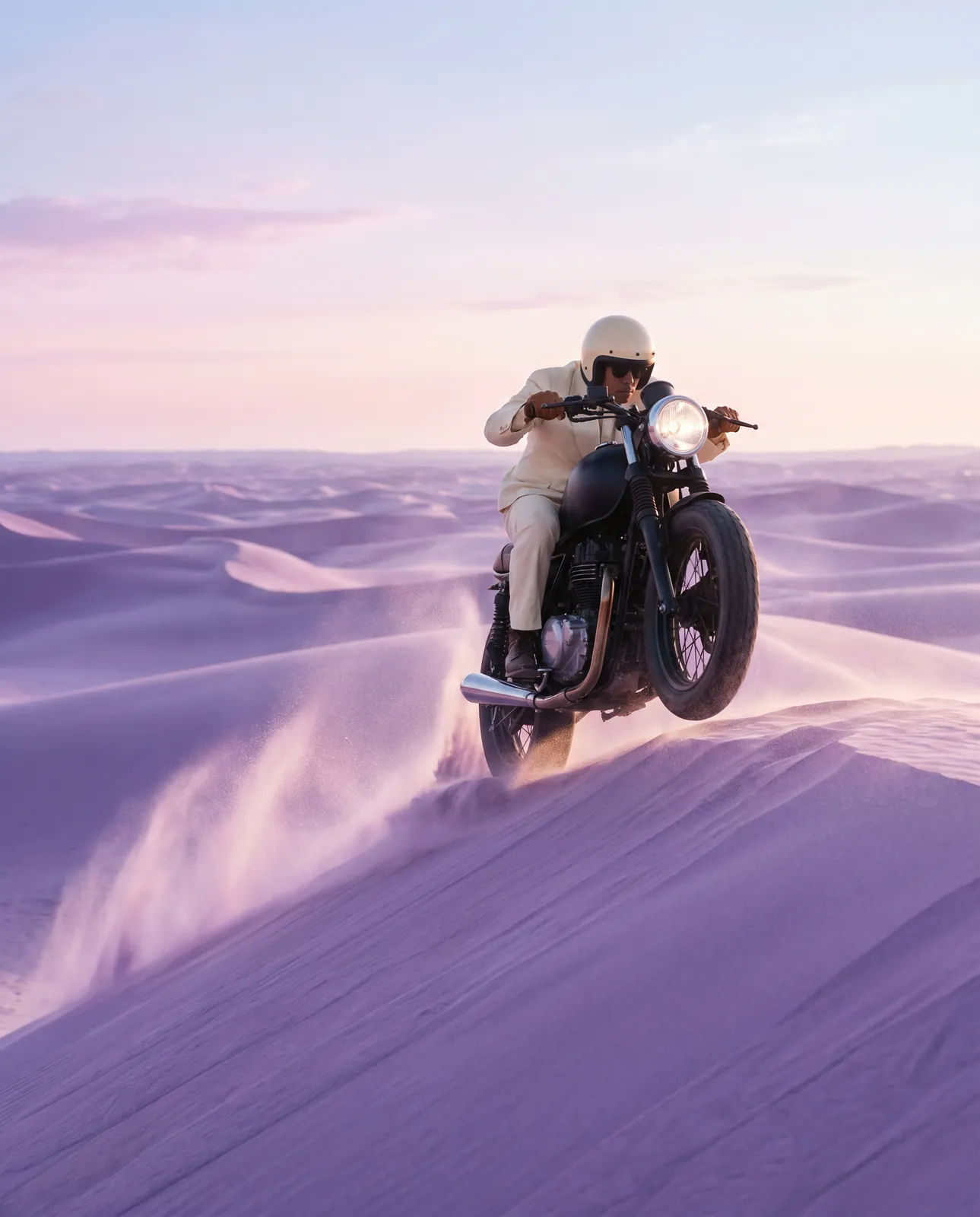 Meridian — lookframes voor een merkfilm, motorrijder in paarse duinen