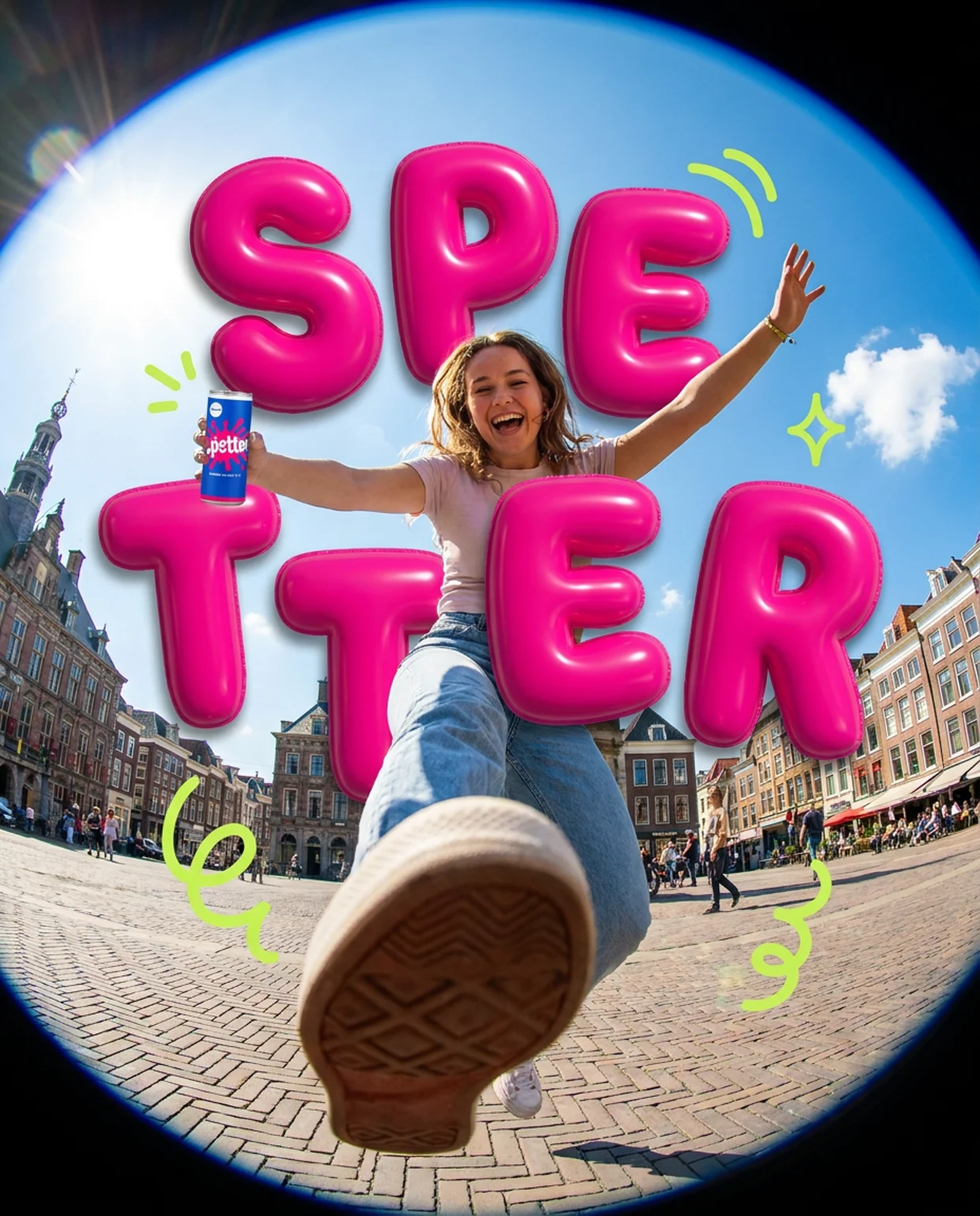 Fisheye: lachende vrouw op een plein tussen opgeblazen 3D-letters die SPETTER spellen